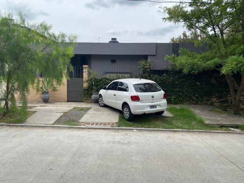 Casa En Una Sola Planta A Metros De Acceso Oeste.