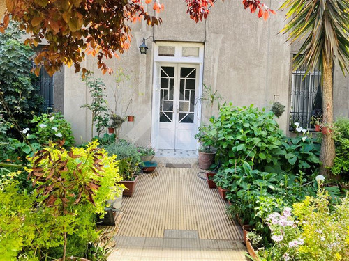 Casa En Venta De 5 Dorm. En Santiago