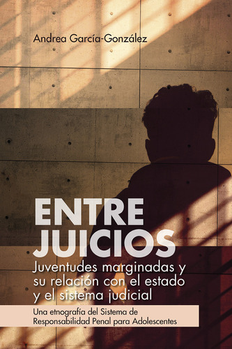Entre juicios: juventudes marginadas y su relación con el estado y el sistema judicial, de Andrea García-González. Editorial Universidad Del Rosario, tapa blanda en español, 2022