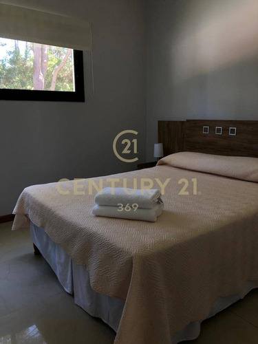 Oportunidad De Inversión En Solanas, Casa Duplex Con Piscina, Terraza.