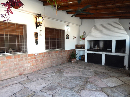 Oportunidad!!! Barrio Parque San Vicente. 2 Casas Al Precio De 1 !!! Casa Con Pileta Mas Departamento Con Ingreso Independiente. Cordoba Capital