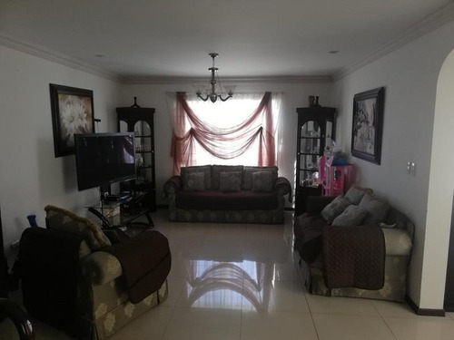 Casa Sola En Venta Fracc. Los Cedros Residencial