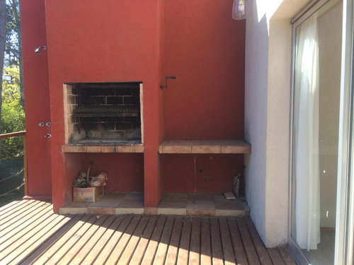 Casa Moderna De 3 Dormitorios + Dependencia. Amplio Garaje. Jardín Con Diferentes Niveles
