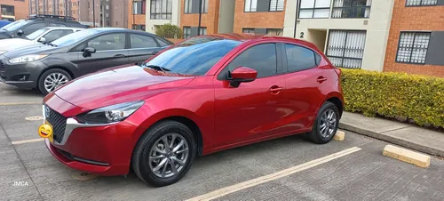 Mazda 2 Touring Hatchback Modelo 2023, Color Rojo Diamante