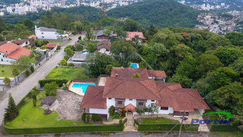 Linda Casa De Esquina, Com 711,00 M², Com 3 Suítes, Sendo 1 Suite Master Com 2 Banheiros, Ampla Cozinha, Escritório, Sala Para Home Office, Sala De Jantar, Sala De Jogos, Sala De Musculação, Piscina
