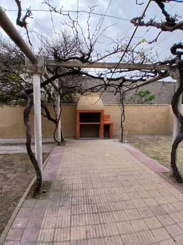 ¡tu Nuevo Hogar Ideal! Casa De 3 Dormitorios Con Amplios Espacios, Cochera Para 2 Vehículos Y 2 Patios Lista Para Escriturar