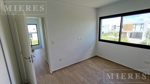 Casa En Venta Sobre Lote Interno En Barrio Ceibos Puertos