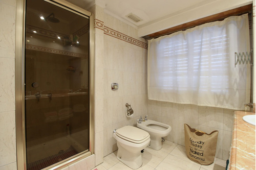 Venta Casa 5 Ambientes Jardin Y Cochera Playroom
