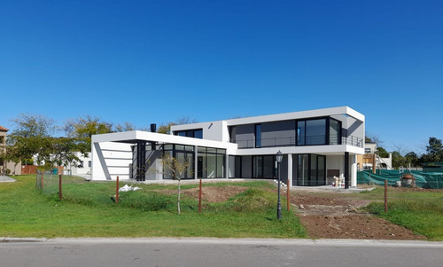 Casa De Diseño - Lote En Esquina -3 Dorm - San Matías Área 4