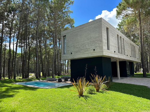 Alquilo Casa A Estrenar En Villa Robles, Cerca De Pinamar Y Costa Esmeralda. A 250 Mtros De La Playa, Con Piscina! 5 Dormitorios Y 4 Baños Tremenda Casa ! Unica !