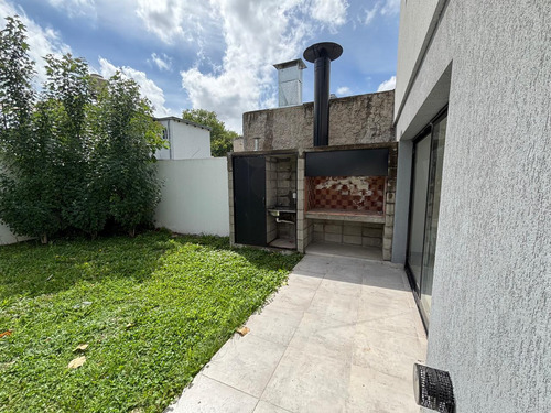 Duplex En Venta - 2 Dormitorios 2 Baños - 207mts2 - Villa Elisa