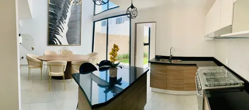 Estrena Casa Entre El Refugio Y Zibata, 3 Recámaras, 3.5 Baños, 2 Autos, Alberca