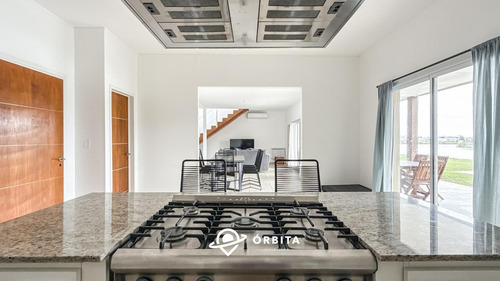 Casa En Venta En San Sebastián, Area 5, A La Laguna