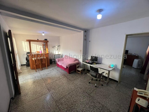 Estupendo Apartamento 24-24654 Ubicado En Una Bella Casa De 3 Pisos, Con Amplia Distribución En Las Palmas