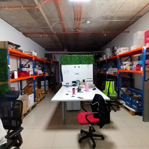 Local En Arriendo Con Terraza De Uso Y Goce