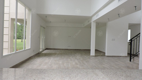 Imagen 9 de 30 de Casa En Venta De Estilo Neo Clasico, Detalles De Categoria! En Greenville.