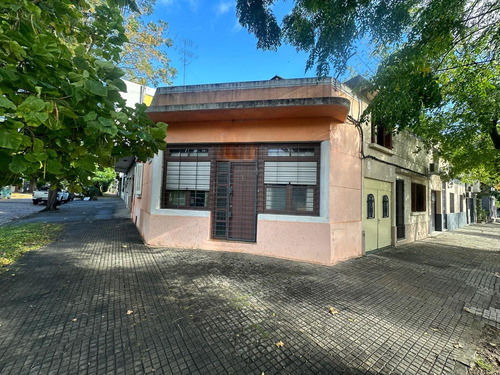 Casa En Venta De 1 Dormitorio, Amplio Sótano Y Azotea Con Parrillero En Prado