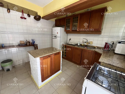 Casa En Playa Mansa, 5 Dormitorios Y 4 Baños.