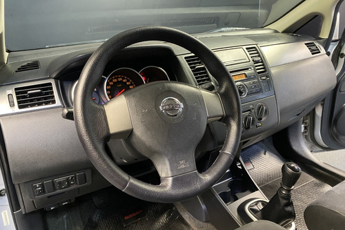 Nissan Tiida 1.8 Visia