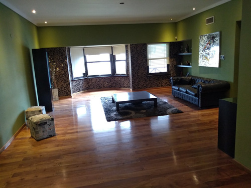 Casa En Venta 8 Ambientes En Ramos Mejia Con Pileta