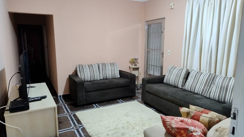 Casa Com 3 Quartos, 2 Banheiros, Salão De Festas Com Churrasqueira, Copa Cozinha, Sala Ampla E Edicula