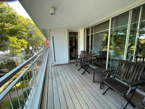 Exclusivo.zona Punta Carretas,bulevar Artigas Frente Al Golf Y A 200 Metros De Rambla Y Shopping.todo Un Piso De 330 M2,recepción, Amplia Terraza, Comedor, Doble Estar,4 Dorm.4 Baños.servicio.2 Gges.