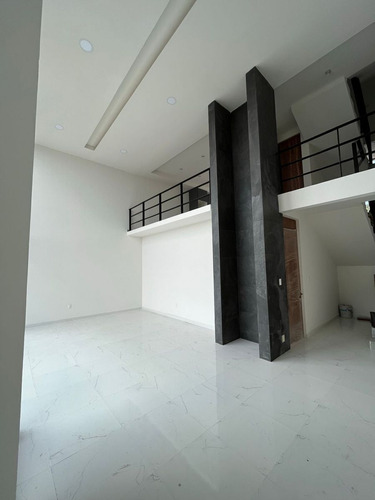 En Venta | Espectacular Casa En Privada Con Casa Club, Nuevo Refugio, Querétaro