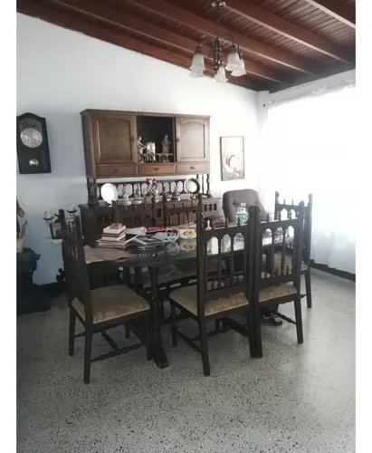 Venta De Casa Unifamiliar Con Aire En La Castellana.