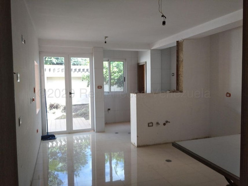 Townhouse En Venta En La Cooperativa Maracay Aragua 23-4820 Irrr