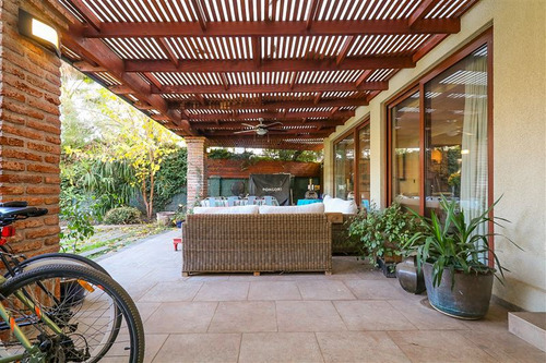 Casa En Venta De 5 Dorm. En Las Condes