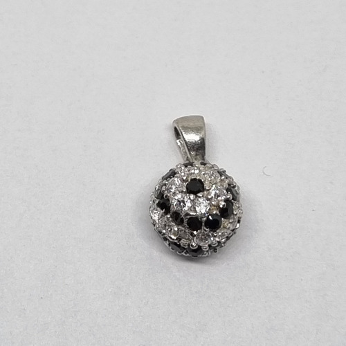Imagen 2 de 8 de Dije Plata Rodinada Con Cubic Blanco Y Negro Redondo