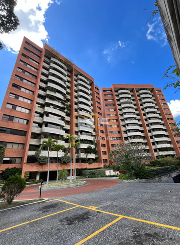 Apartamento Lujoso En Urbanización Los Chorros, Caracas