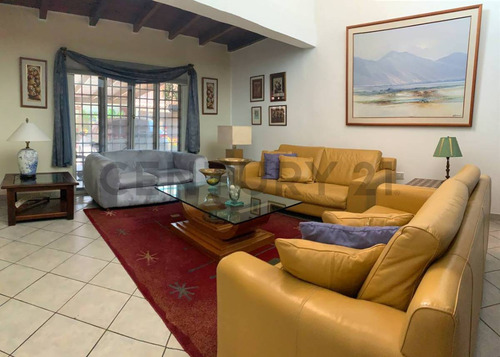 Amplio Townhouse Ubicado En C.r Villas De Oriente