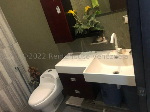 Hermosa Y Bella Casa De Niveles Con Detalles En Escayola, Estilo Moderno Con Cocina , Con Tope De Siliestone , Baños Modernos ,ubicada En Zona Tranquila, Conjunto Exclusivo Y Entablillado Con Patio, Z