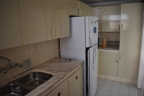 Cerca De La Zona Del Puerto Con Amplio Living Comedor- Ref: 5707