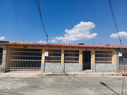Casa / Venta / Turmero/ Urb. Valle Lindo / 182m² / 3 Hab/ 2 Baños/ 4 Pe/ 4 Maleteros