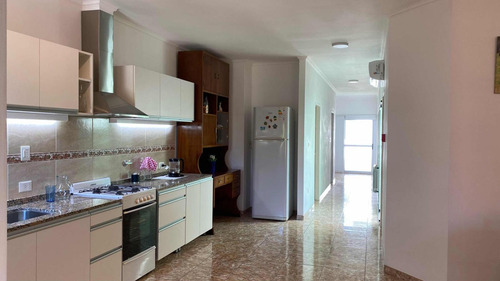 Casa En Venta - 3 Dormitorios 2 Baños - 238mts2 - Roque Perez