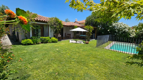 Excelente Casa Chilena Con Quincho Y Piscina, En Condominio