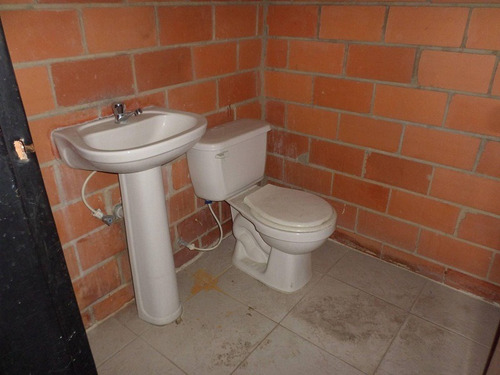 Imagen 9 de 12 de Mayra Ysabel Cedeño Vende Galpon En Centro, Villa De Cura Cod 22-15701