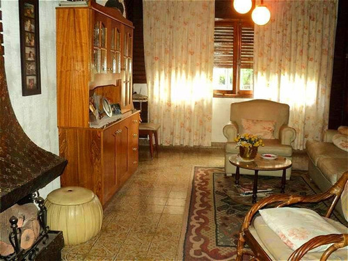 Imagen 4 de 6 de Chalet Clasico Venta - Castelar Norte - Amplio Lote - Permuta