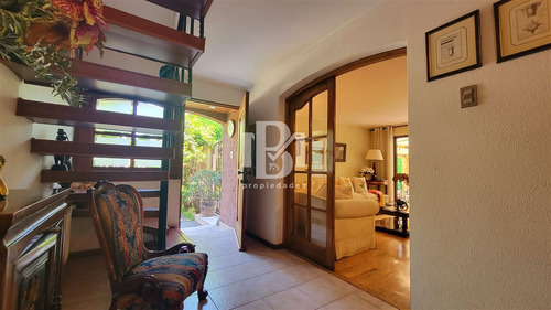 Casa En Venta De 4 Dorm. En La Reina
