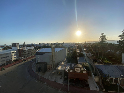Venta De Apartamento 3 Dormitorios. Península