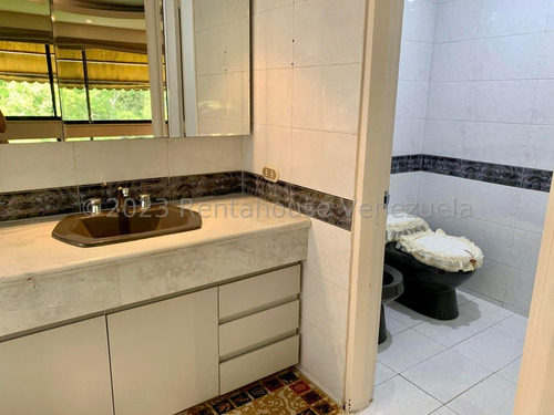 Urb. La Trinidad, Sector Sorocaima, Cerca Centro Médico Docente La Trinidad !! Excelente Apartamento, Con O Sin Muebles, 184 M2, 3 Hab., 3 Baños, 2 Pe. Condominio Tipo Resort. Inmejorable Ubicación !!