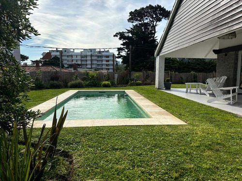 Casa En Alquiler Temporario De 5 Dormitorios C/ Cochera En Playa Mansa