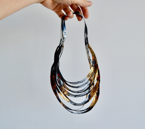 Imagen 1 de 5 de Collar Ondas Corto - Oro, Blanco Y Negro