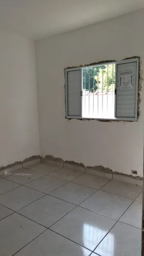 Casa 2 Dormitórios Em Bairro Residencial, Próximo A Comércios, Escolas, Transportes E Muito Mais!