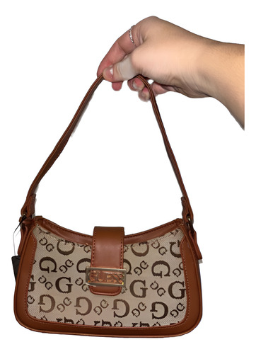 Cartera Guess Original Logo Marrón Modelo Sabrina Usa Marrón Logo Monograma Guess En Patrón Repetido Dorado Brillante Marrón Con Cadena Dorada