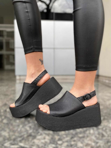 Sandalias Negras Con Plataforma De Cuero Con Tachitas Nuevas