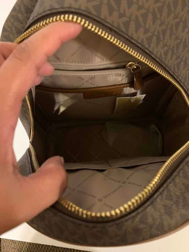 Imagen 7 de 9 de Bolsa Michael Kors Estilo Mochila Café Estampada Nueva