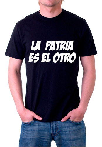 Imagen 1 de 3 de Remeras Negra De Algodón La Patria Es El Otro